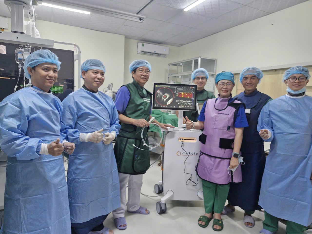 Cath lab team with Makoto IVUS system